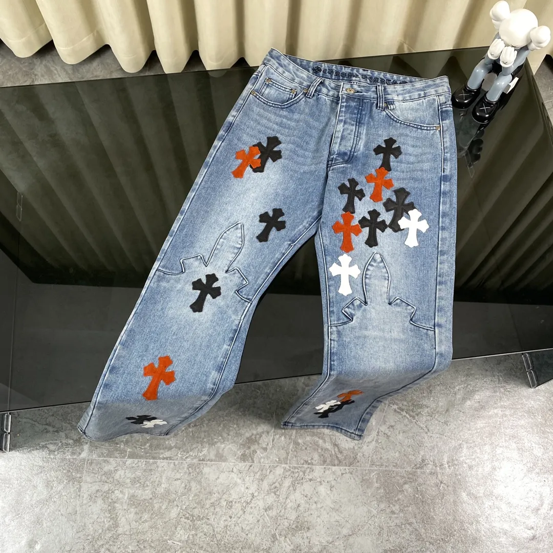 🅿️340 Chrome hearts new city-limited flame blue jeans Chrome hearts city-limited jeans Hardware customization Original development vintage levis American-made 501 black and gray base version Levi's American-made 501 base version Imported sheepskin 925 silver remake [Top heavy industry fashionable design] Consistently made in high street luxury style. Speaking of this style, the Zangyin family and GU family are definitely the leading representative brands. Especially the Zangyin family has really achieved a state-of-the-art effect in creating high street style. The unique washed material is used to create this style. The color system is quite eye-catching. It is decorated with patchwork cross flowers, which cleverly highlights the charm of the brand. Secondly, this style uses classic The high-waist cutting design highlights the long legs and fashionable temperament of the upper body. The brand is highly recognizable and the slim fit configuration is more suitable for daily wear. It is a product that interprets personality, fashion, and specifications at a glance. This single product is enough to make any fan excited. It can be a white T-shirt for youthful preppy style, or a tight suspender for lady style. It has strong matching ability and can be easily controlled by men.  [Material and craftsmanship] Needless to say, this point goes without saying. As an excellent craftsman brand, Zangyin has really perfect requirements for details and craftsmanship. The washed color of this model has gone through so many processes, not to mention the embellishment of the denim appliqués. It is also purely handmade and sewn. Just like what they believe in, only handmade things have soul and have the meaning of wear. A top-notch heavy-duty fashionable denim item, I look forward to your perfect interpretation! !  Color: Blue Size: S M L XL